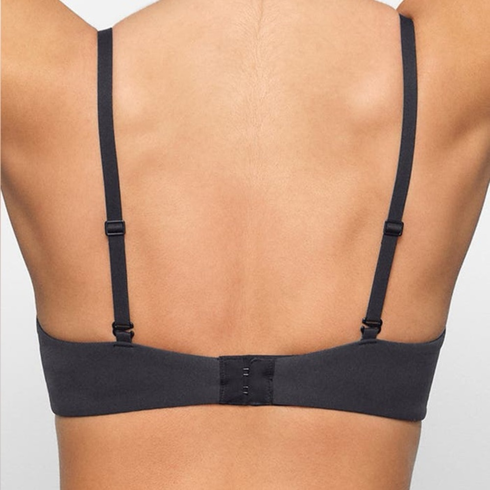 SKIMS Fits Everybody T-Shirt Bra in Onyx - Picture 3 of 7